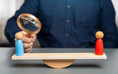 Çatışma partilerini inceleyin. Geçmişleri, motivasyonları ve ilgi alanlarını inceliyorum. Çatışmanın temel nedenlerini ortaya çıkar. İletişim boşluklarını doldurmaya yardım et. Karmaşıklıkların ortaya çıkarılması