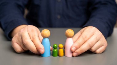 Yetimler için bir aile yaratmak. Aile birleşmesi. Geleneksel değerler. Çocukları biyolojik akrabalarıyla birleştirmek. Aşkı ve güvenliği tecrübe et..