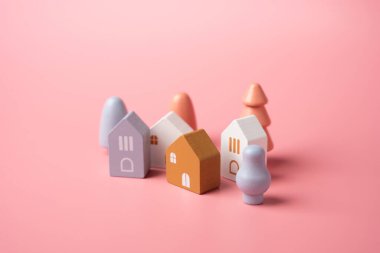 Güzel renklerde evler ve ağaçlarla dolu bir kasaba. Gayrimenkul yatırımları. Bir ev al..