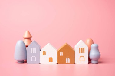 Ahşap evler sokağı, rakamlar. Güzel renklerde evler ve ağaçlarla dolu bir kasaba. Gayrimenkul yatırımları. Bir ev al..