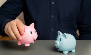 İlişkilerde ve finans sektöründe hayata başlamak. Müşterek hesaplar kişisel tasarruflar için bireysel hesaplara ortak harcamalar için. Geleceği birlikte planlayın. Mali yardım.