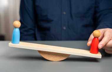 Rakip bir avantaj kazanıyor. Rakip zaferde bir iyilik alır. Adil değil. Kırmızıya oyna. Tartışmayı kimin kazanacağına karar ver. Siyasi mücadele.