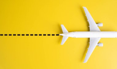 Yolcu uçağı noktalı bir hat bırakır. Hava trafik kontrolü. Popüler seyahat yerleri. Ucuz biletleri ara. Tatillerde hedef belirlendi.