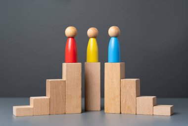 Bir arabulucu anlaşmazlığı çözmeye yardımcı olur. Müzakere tarafları ve arabulucu. Bir fikir birliğine varın. Rekabet yerine işbirliği. Taraflar arası arabuluculuk. Bir anlaşmaya varılıyor..