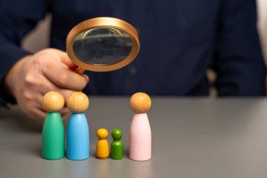 İki erkek ve çocuktan oluşan eşcinsel bir evlilik ailesinin kavramsal imajı. LGBT 'yi yaşam tarzı olarak seçmek. Heteroseksüel evliliğe karşı. Tahta insan figürleri..