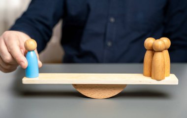 Değerli bir çalışan. Güçlü bir lider atayın. Çeşitlendirilmiş işçi. Vazgeçilmez. Çok profesyonel, çok tecrübeli. En iyileri. Ödüller ve takdir. Kafalarının üstünden geç..