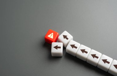 Tehlikenin içine düşmek. Sorunu çözmeden hayatına devam edemezsin. Felakete gelme kavramı. Potansiyel bir felakete dikkat çekmek. Felaketi önlemek için proaktif tedbirlere ihtiyaç var.