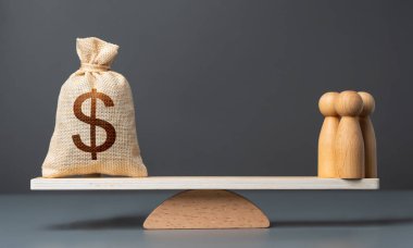 İnsanlar ve para çantası terazide. Makul ücretler. Kiralık güç. Finansal destek. Sosyal ödemeler. İşçiler zaman ve becerileri için maddi olarak tazmin edilmeyi hak ediyorlar. Yatırımlar