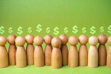 Kalabalık ve yukarıda dolar işaretleri var. Paralı alıcılar. İnsan kaynakları ve onları işe almanın maliyeti. İşe alım acenteleri. Kitle fonlama ve bağış toplama