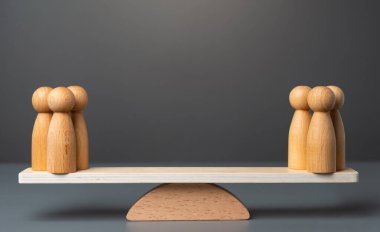 Tartıda birbirine zıt iki insan grubu var. Karşı takımlar. Dengeyi koruyun. Karşılıklı yardım ve işbirliği. Eşit haklar.