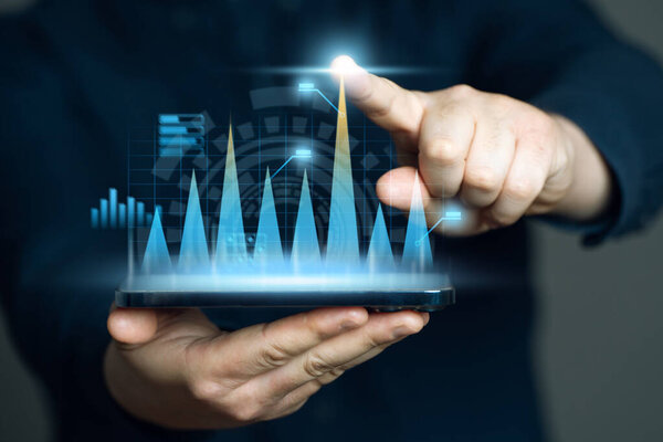 Бизнесмен отмечает высокие темпы роста и успеха. Бизнес аналитика и планирование. Работа со статистическими данными. Высокая производительность, показатели роста. Инвестиции и перспективные проекты.