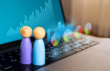 İstatistik ve pazarlama. Müşteri tercihleri hakkında bilgi. Ürünler ve pazarlama stratejileri. Sosyal bilgiler. Dizüstü bilgisayarın üzerinde grafikler ve diyagramlar.