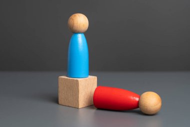 Rakibin yerini değiştir. Eski otoriter adamı devirmek. İnsanları yeni kazananın bayrağına katılmaya teşvik et..