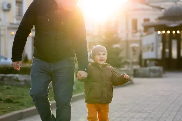 Egy Boldog Hároméves Fiú Kéz Kézben Sétál Apjával Városban Egy Jogdíjmentes Stock Képek