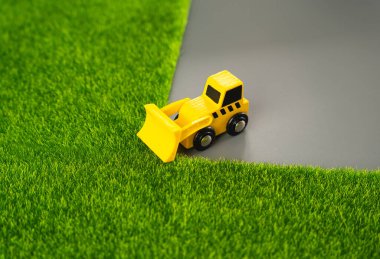 Bir buldozer doğayı yok ediyor, yeni inşaat için alanı temizliyor. Çevreye ve doğal çeşitliliğe zarar veriyor. Doğal kaynakların korunması. Tarım arazisinin azaltılması.