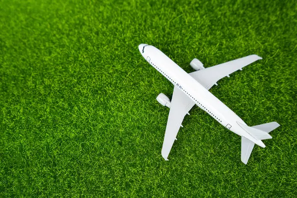 Stock image Passenger plane on the grass. Green air transportation of passengers and cargo. Environmentally friendly aircraft, green fuel. Technological innovations in aviation industry.