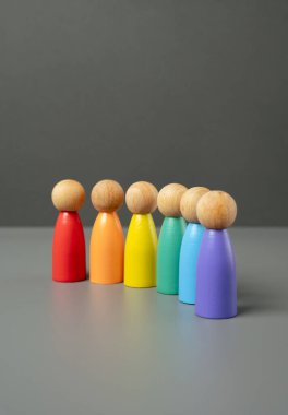 LGBT bayrağı renginde dizilmiş insan figürleri. Lezbiyen, gey, biseksüel ve transseksüel. Uluslararası Onur Günü. Cinsel azınlıkların hakları ve özgürlüklerinin korunması.