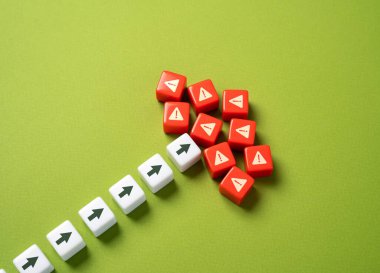 Sorunlarla ve zorluklarla yüzleşmek. Sorunlar birikti. Çözülemez bir durum. Karışıklık. Kurallar ya da yönetmelikler belirleyin. Endişeler ve sorunlar. Reddetme engelini aşın.