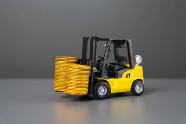 Forklift ve bozuk para yığınları. Mal ihracatında gelirleri artırın. Ticaret trafiği artıyor. Üretim artıyor. Ulaşım fiyatları büyüyor. Kâr artışı. Yüksek nakliye oranları.