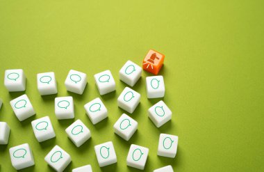 Hoparlör ve konuşma baloncukları. Bilgilendirip bilgi iletin. İletişim ve duyurular. Sosyal ağlarda faaliyet. Eleştiriler ve yorumlar. Toplum önünde konuşma.