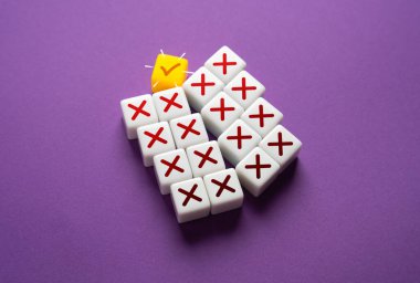 Tüm yasaklamaları yok et. Kısıtlamaların kaldırılması. Yaptırım uygulamasını kaldır. Kurallara ve yasaklara uymayı reddediyor. Eskimiş ve alakasız yasaları iptal et