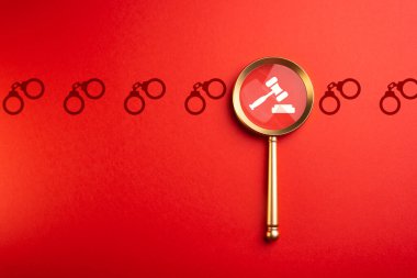 Şüpheliler arasında suçluyu bulun. Suçlu değil kararı. Mahkemeler ve yasalar. Af Örgütü. Kefaletle serbest bırakıldı. Ceza Kanunu.