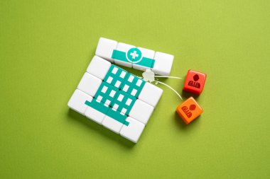 Doktorların hastaneden çıkarılması. Tıbbi personelin azaltılması. Beceriksiz doktorlar tarafından kovuldu. Sağlık bütçelerinin azaltılması.