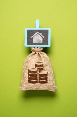 Ev için birikimleri olan para çantası. Ev ya da daire almak için para biriktiriyorum. Hayaller ve amaçlar için para toplamak. Konut kredisi alarak şimdi gayrimenkul satın al.