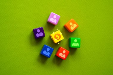 Parası ve maaşı olan insanları cezbediyor. Şirket, ortak girişim. Kazanç sağlamak için takım oluşturma.