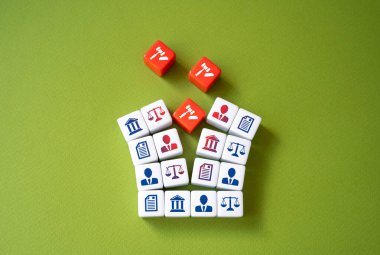 Mahkemelerin ve hukuk kurumlarının çalışmalarını ihlal eden yasalar. Mahkeme tarafının mağlubiyeti. Hakimlerin keyfi davranışı ve yolsuzluğu, hak ve özgürlüklerin ihlali.