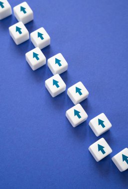 Oklu bloklar yön zincirine dizilmiş. Yol ve ilerleme. İlerleme var. Hayat yolu. Kavramsal olarak, minimalizm. Sen kendi işine bak..