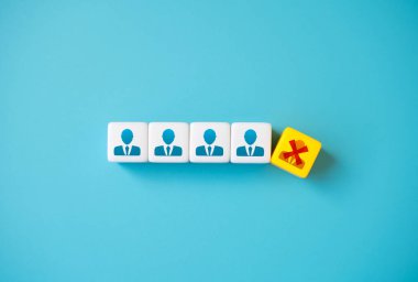 Bir çalışanın işten çıkarılması. Takımdan atıldım. Yönetim kurulundan ya da yatırımcılardan istifa. İyimserlik ve maliyet düşüşü. İşten Çıkarmalar.