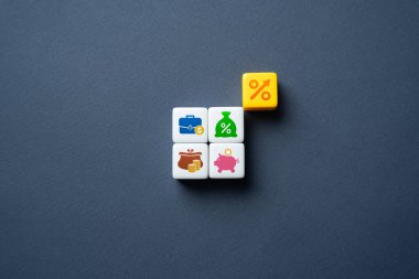 Mevduatların, tasarrufların ve yatırım portföylerinin faizlerinden kazanç sağlamak. Yatırımdan yüksek bir kazanç elde etmek, başarılı mali çabalar anlamına gelir. Artan faiz oranları