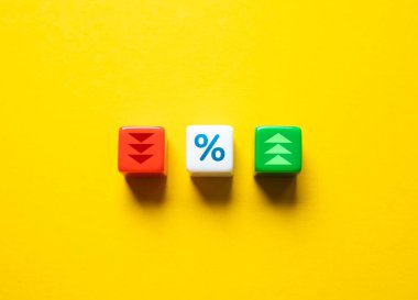 Faiz artışı ya da düşüş ya da merkez bankasının faiz oranı. Para politikası. Yatırımlar ve krediler. Ekonomi ve iş.