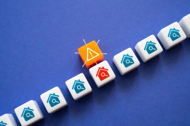 Evleri gözetlemek ve ağır ihlaller bulmak. Evin tasviri gerçeklikle uyuşmuyor. Aldatma, yapısal kusurları gizleme, yasal kirlilik.