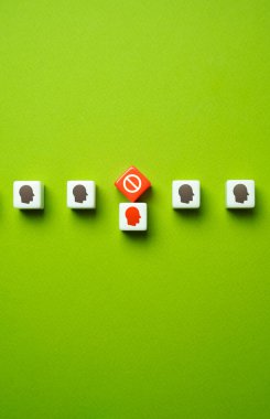 Bir insanın toplumdan dışlanması. Uyumsuz ya da sosyal açıdan kabul edilemez davranışlar. İş bulmakta ve ayakta tutmakta zorlanıyorum. Ayrımcılıktan ve dışlanmaktan korunun. Katılım, destek