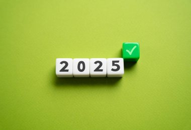2025 ve yeşil işaret. Yeni yılın başarıları işte. Özetle. Yıl sonuna kadar planı uygula.