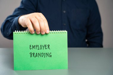 İşveren markalaşma konsepti. Çalışanlarınız ve iş gücünüz arasında işveren olarak saygınlığınız var. Bir iş adamının elindeki notlar. İş ve finans