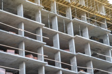 Modern bir çok katlı bina inşaatı aşaması. Beton Monolit. Tuğla bina yapım halinde. Emlak.