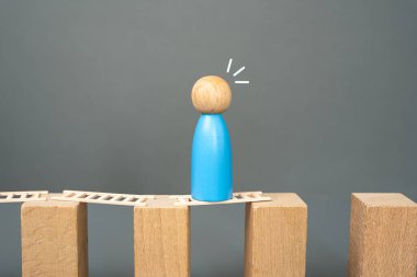Bir adam aşılamaz bir engelle karşılaştı. Güçlüklerin üstesinden gelecek gücü ve araçları bul ve yoluna devam et. Tecrübe 'den öğreniyorum. Yolculukta ilerleme. Zorlukla Karşı Karşıya