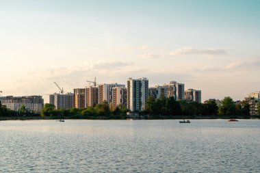 Çok katlı apartmanlı göl manzarası çok güzel. Yeni yerleşim yerleri ve yeni binalar. Şehir merkezi. Emlak konsepti. Ivano-Frankivsk, Ukrayna - 4 Ağustos 2024.