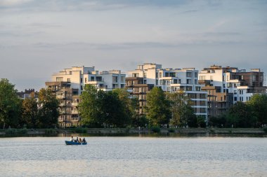 Çok katlı apartmanlı göl manzarası çok güzel. Yeni yerleşim yerleri ve yeni binalar. Şehir merkezi. Emlak konsepti. Ivano-Frankivsk, Ukrayna - 4 Ağustos 2024.