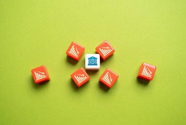 Finansal sorunlar bankayı mahveder. Bankacılık sistemini yok etmek. İflas. Yatırımcı uçuşu. Banka soygunu. Bankalar krizden dolayı kapanıyor.