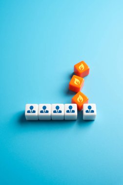 Takımda gerginlik ve düşmanlık var. Grupta çatışmaya neden oluyor. Zehirli kişi. Yönetimle anlaşmazlık. Beceriksizlik ve uygunsuzluk. Şirket savaşı. Sorunları ve düşmanlığı çöz.