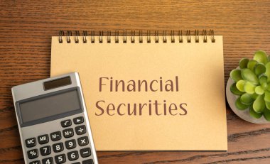Finansal menkul kıymetler kavramı. Finansal piyasalarda satılabilir finansal bir varlığı temsil eden sözleşmeler. İş ve finans. Not defteri, hesap makinesi ve çiçek masanın üstünde.