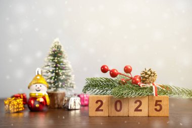 Tahta bloklar 2025, Noel ağacı ve hediyeler. Mutlu Noeller ve mutlu yıllar! Xmas konsepti. Şenlikli kış tatili. Kar yağışıweather condition