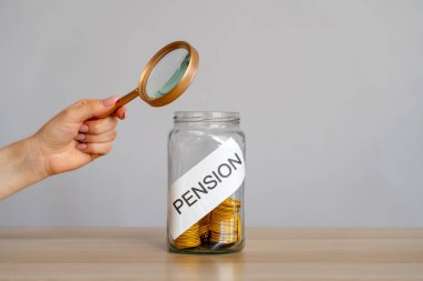 Bozuk para bankası ve yazılı emekli maaşı. Tasarruf ve emeklilik kavramı. Emeklilik katkı payı birikimi. İş ve finans. Büyüteç