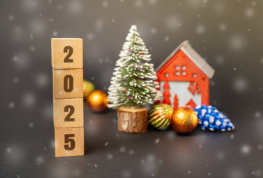 Bloklar 2025, Noel ağacı ve kırmızı ev. Mutlu Noeller ve mutlu yıllar! Xmas konsepti. Şenlikli kış tatili. Kar yağışıweather condition