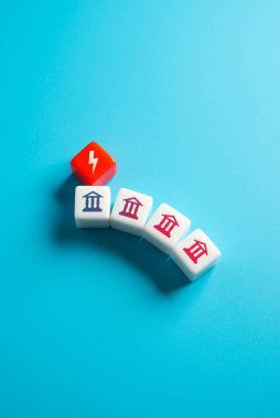 Bankacılık krizi ve finansal sistemin çöküşü. İflas. Yatırımcı uçuşu. Banka soygunu. Yaptırımlar ve ekonomik felaketler.