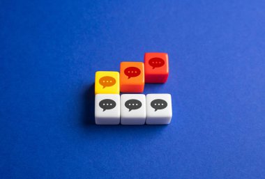 Muhabbetlerde fazla paylaşım. Gereksiz bilgiler, gereksiz kelimeler ve gereksiz yorumlar. Anın heyecanıyla çok fazla şey söylüyorsun. Bilgi süsleme.